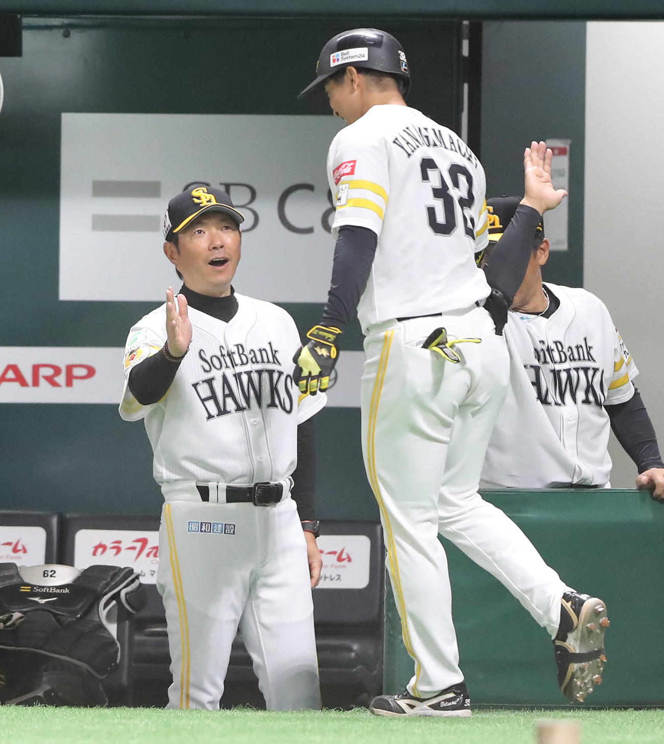 ソフトバンク対オリックス　2回裏ソフトバンク無死、本塁打を放った柳町を出迎える小久保監督（撮影・梅根麻紀）