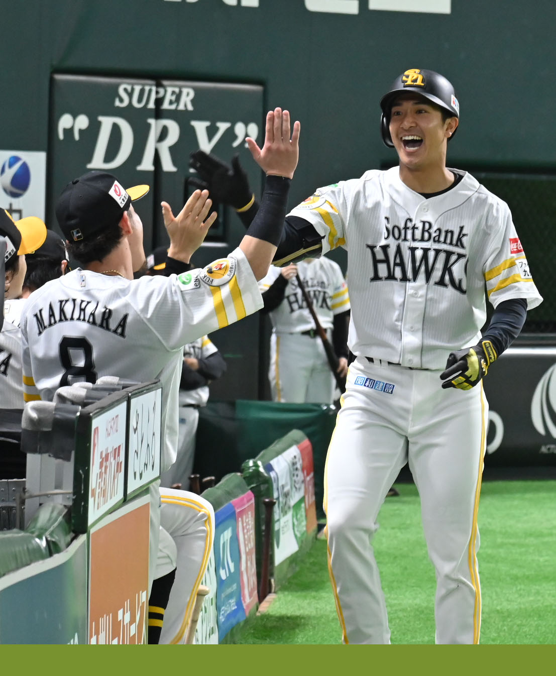 ソフトバンク対オリックス　2回裏ソフトバンク無死、柳町（右）は本塁打を放ちナインとタッチを交わす（撮影・林敢治）
