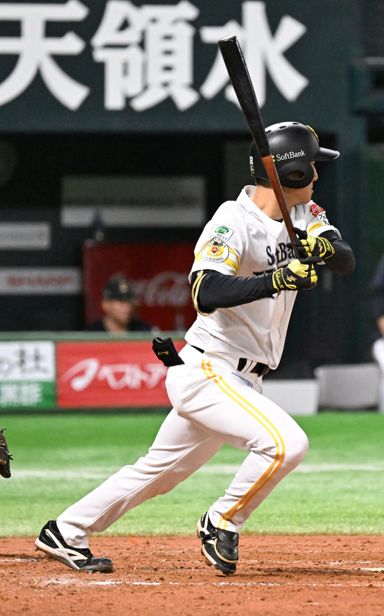 ソフトバンク対オリックス　4回裏ソフトバンク2死、柳町は安打を放ち出塁する（撮影・林敢治）