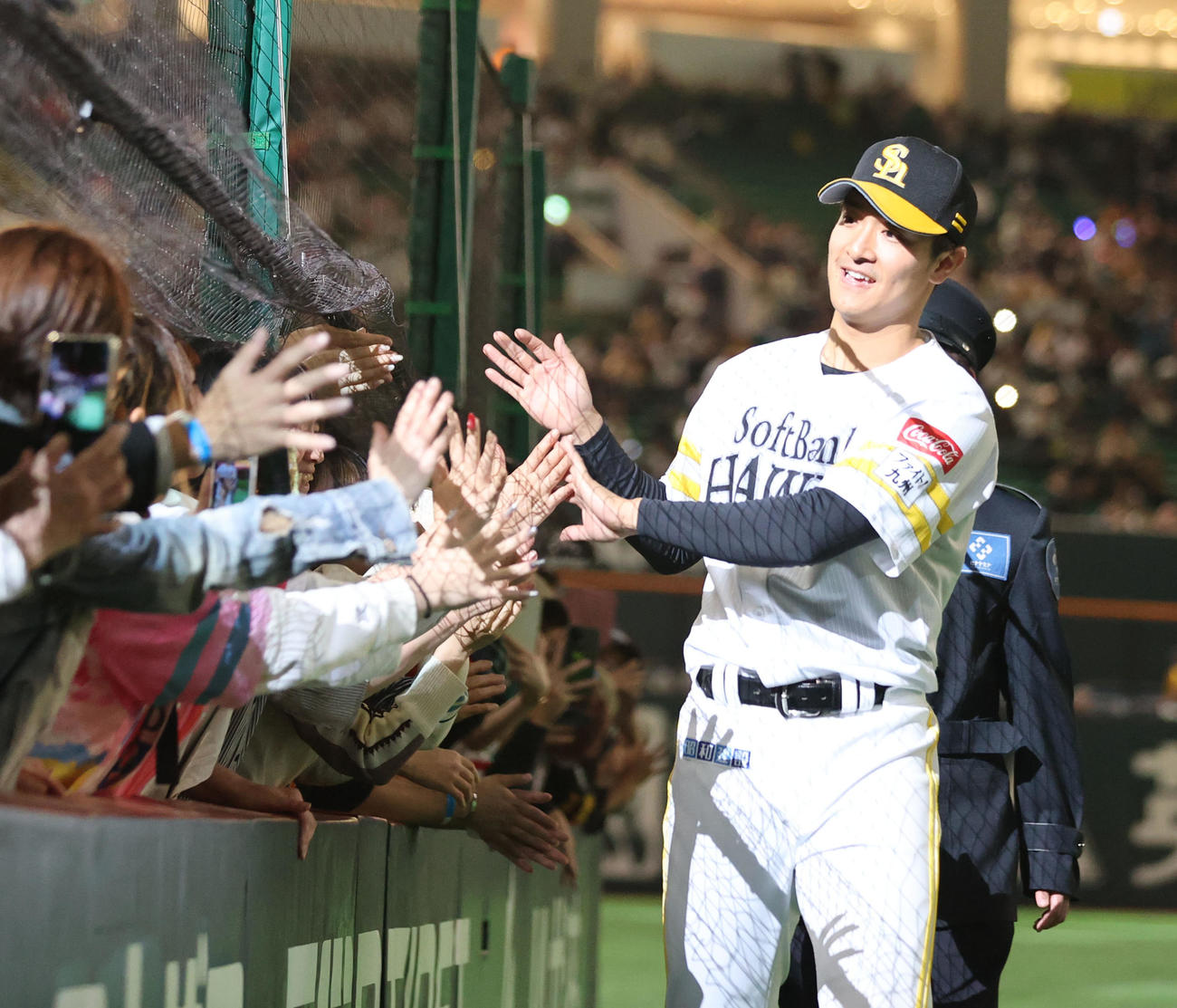 ソフトバンク対オリックス　ヒーローになった柳町はファンとハイタッチ（撮影・梅根麻紀）
