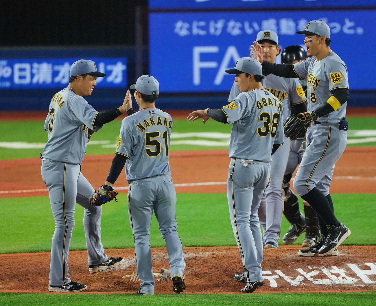 DeNA対阪神　DeNAに勝利し笑顔でタッチを交わす阪神大山（左）らナイン（撮影・垰建太）