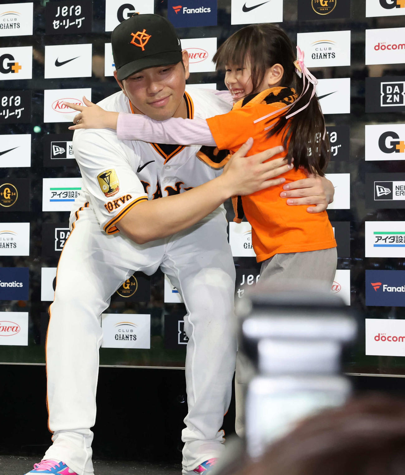 巨人対中日　ヒーローインタビュー後、少女のファンと抱擁する大城卓（撮影・浅見桂子）