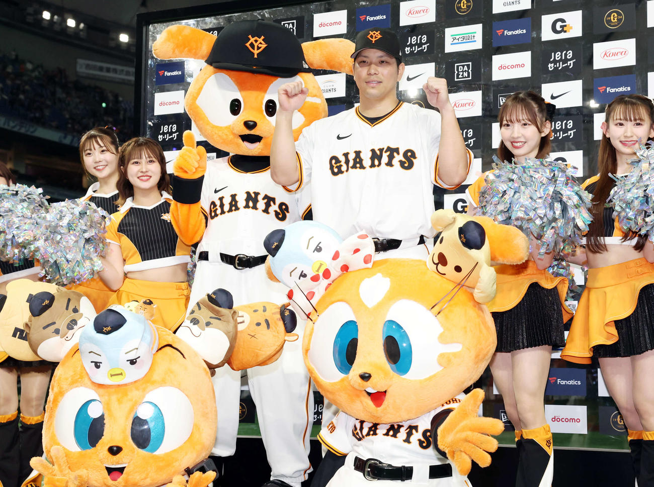 巨人対中日　ヒーローインタビュー後、笑顔で記念撮影する大城卓（撮影・浅見桂子）