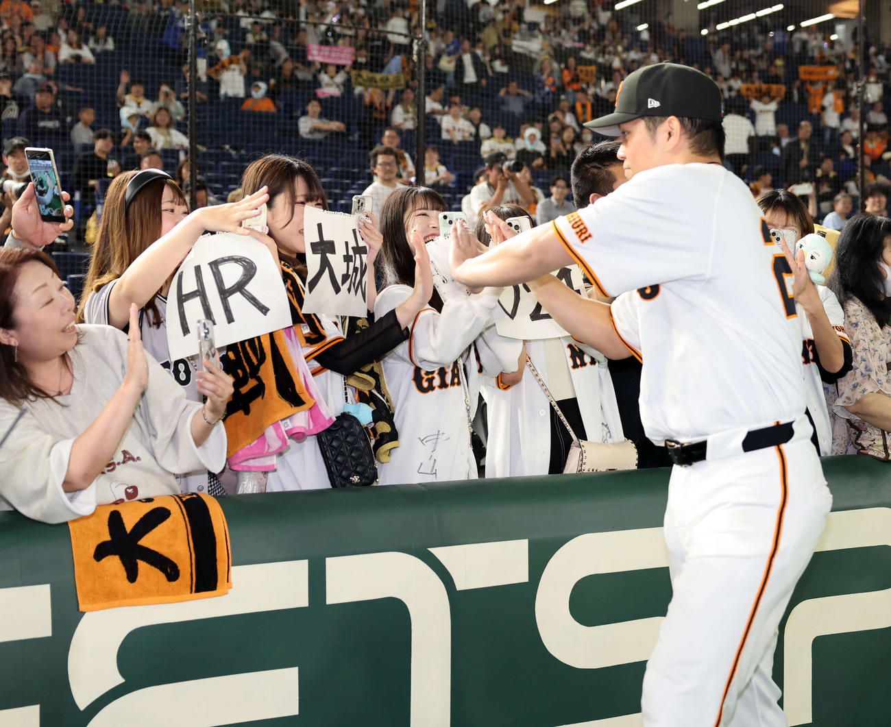 巨人対中日　ヒーローインタビュー後、ファンとハイタッチする大城卓（撮影・浅見桂子）