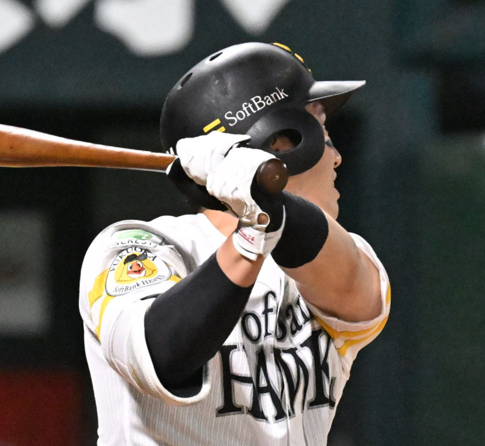 ソフトバンク対オリックス　1回裏ソフトバンク1死三塁、栗原は先制適時打を放つ（撮影・林敢治）