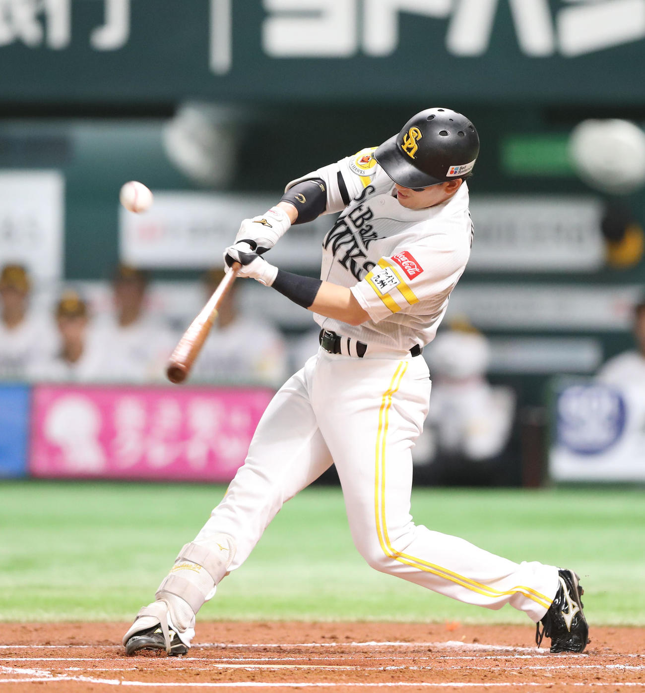 ソフトバンク対オリックス　1回裏ソフトバンク1死三塁、栗原は左越えに先制適時二塁打を放つ（撮影・梅根麻紀）
