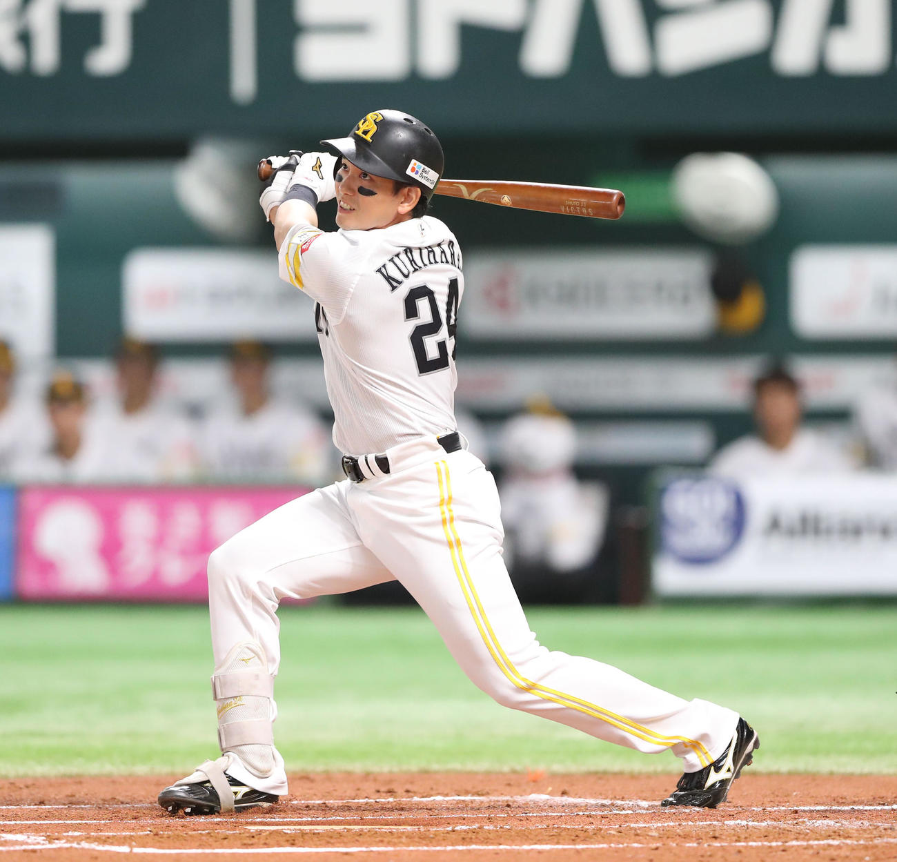 ソフトバンク対オリックス　1回裏ソフトバンク1死三塁、栗原は左越えに先制適時二塁打を放つ（撮影・梅根麻紀）