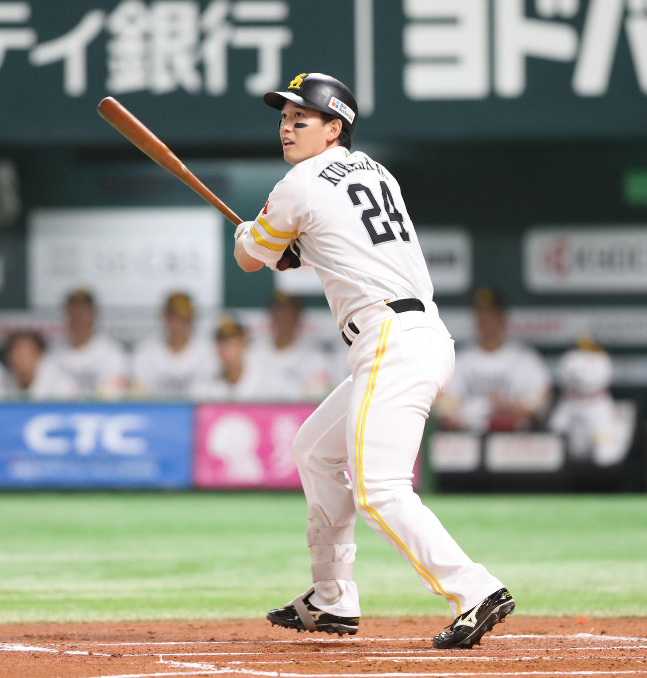 ソフトバンク対オリックス　1回裏ソフトバンク1死三塁、栗原は左越えに先制適時二塁打を放つ（撮影・梅根麻紀）