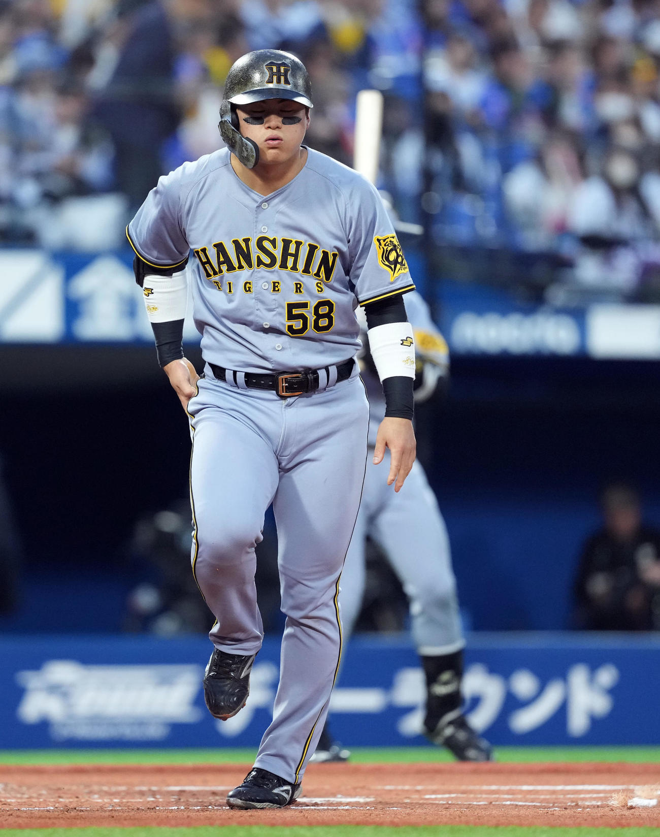 DeNA対阪神　1回表阪神2死一、二塁、死球を受け一塁へ向かう前川（撮影・たえ見朱実）