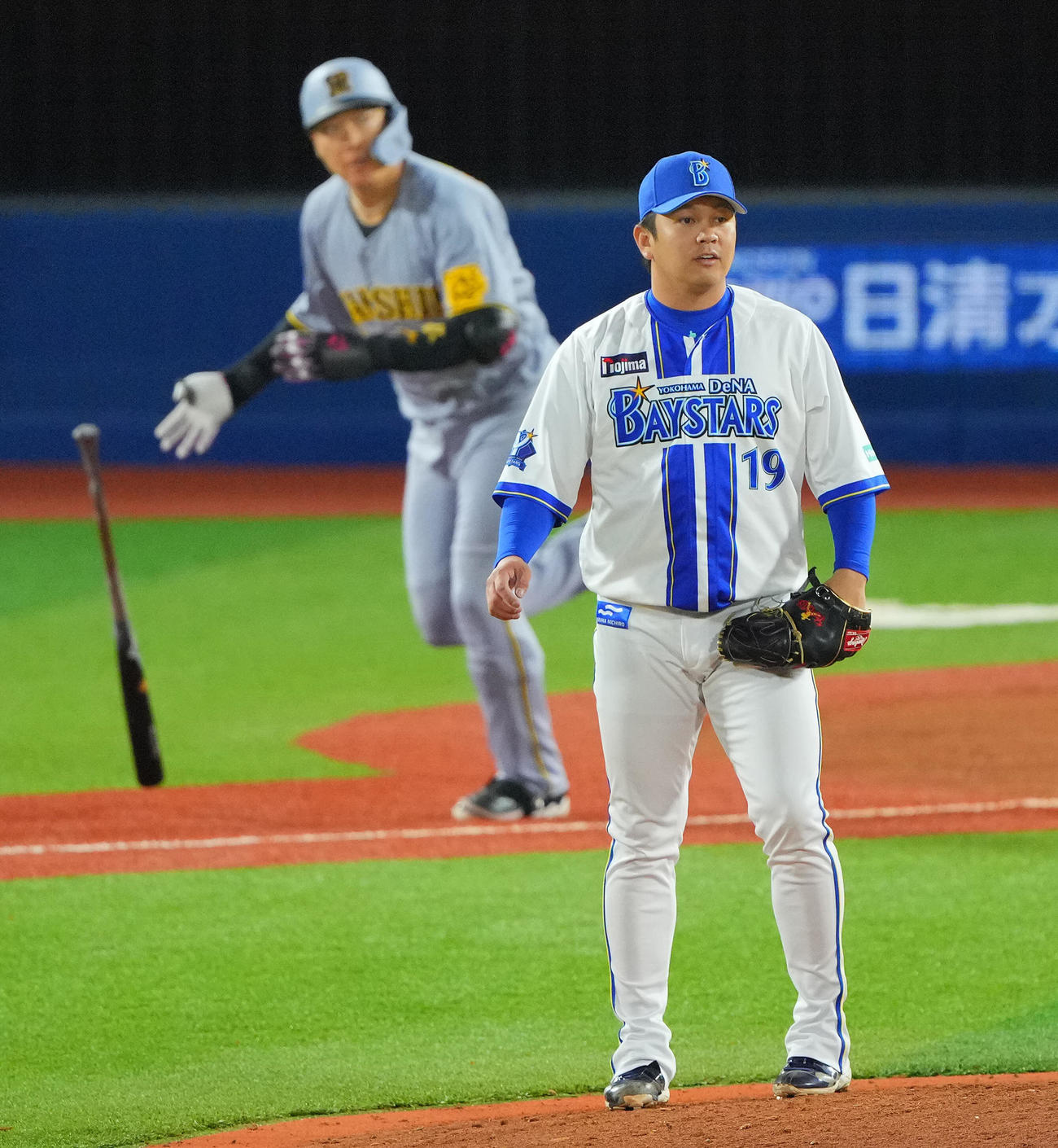 DeNA対阪神　10回表阪神1死、大山にソロ本塁打を浴びる山崎（撮影・垰建太）