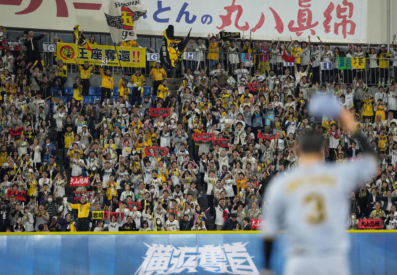 DeNA対阪神　10回裏、守備に就く際、阪神大山悠輔はファンの大声援に応える（撮影・たえ見朱実）