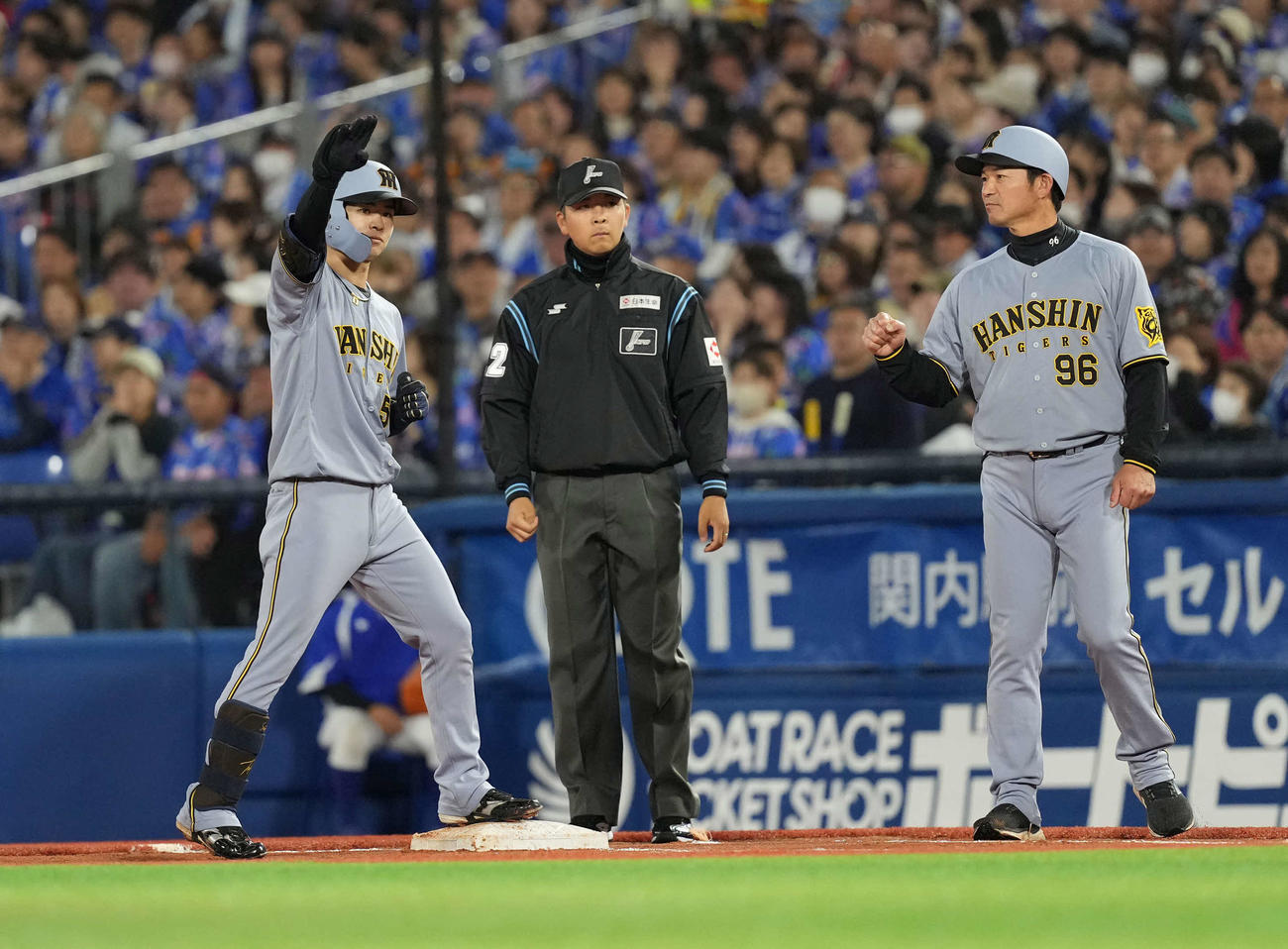 DeNA対阪神　4回表阪神2死満塁、適時打を放つ中野（撮影・井上学）