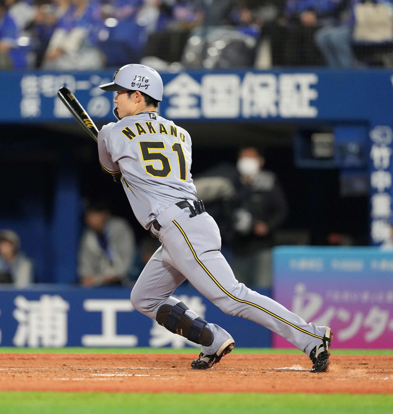 DeNA対阪神　4回表阪神2死満塁、適時打を放つ中野（撮影・井上学）