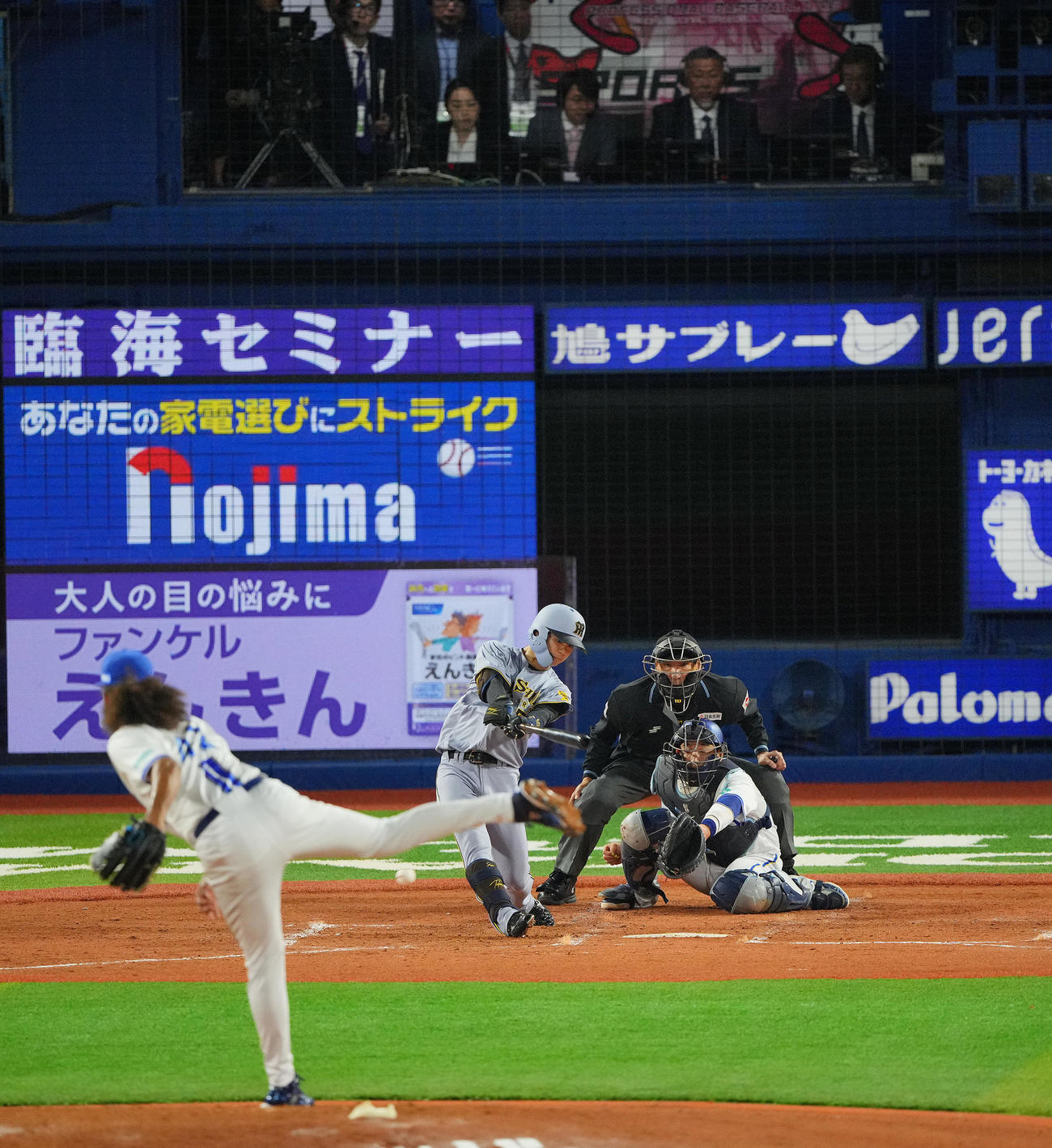 DeNA対阪神　4回表阪神2死満塁、適時打を放つ中野。投手ジャクソン（撮影・垰建太）