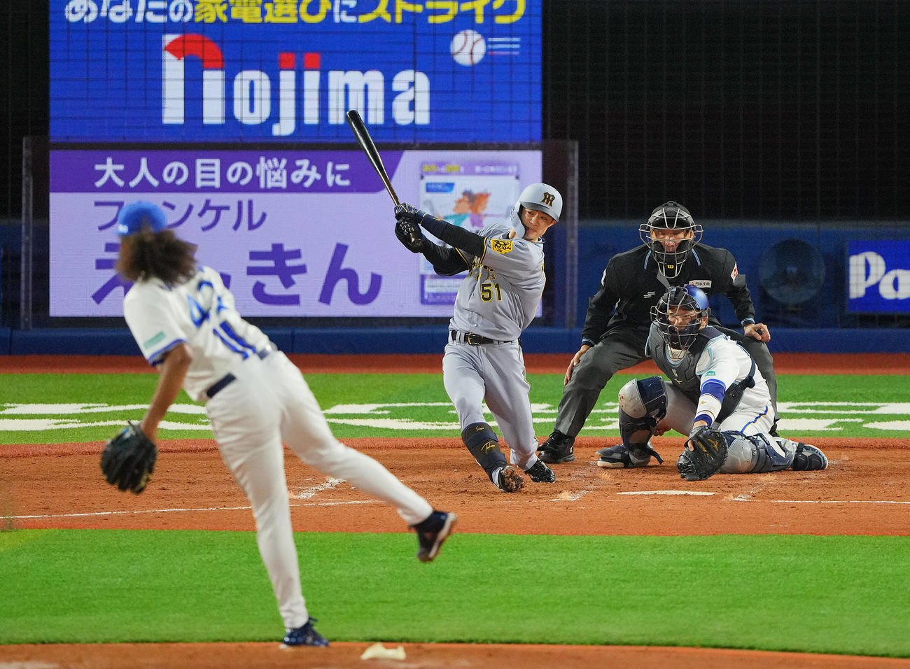 DeNA対阪神　4回表阪神2死満塁、適時打を放つ中野。投手ジャクソン（撮影・垰建太）