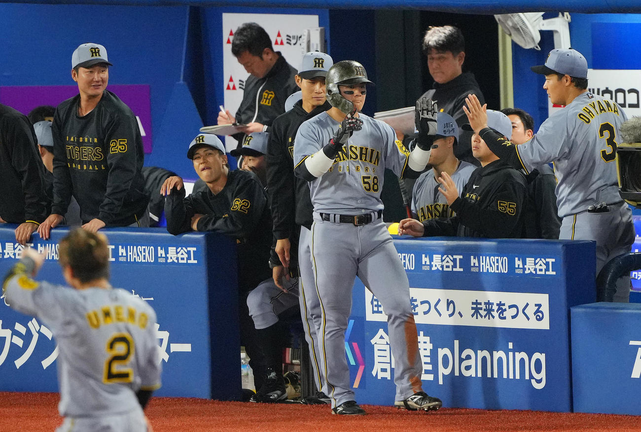 DeNA対阪神　4回表阪神2死満塁、中野の適時打で生還しナインの出迎えを受ける前川（中央）（撮影・垰建太）