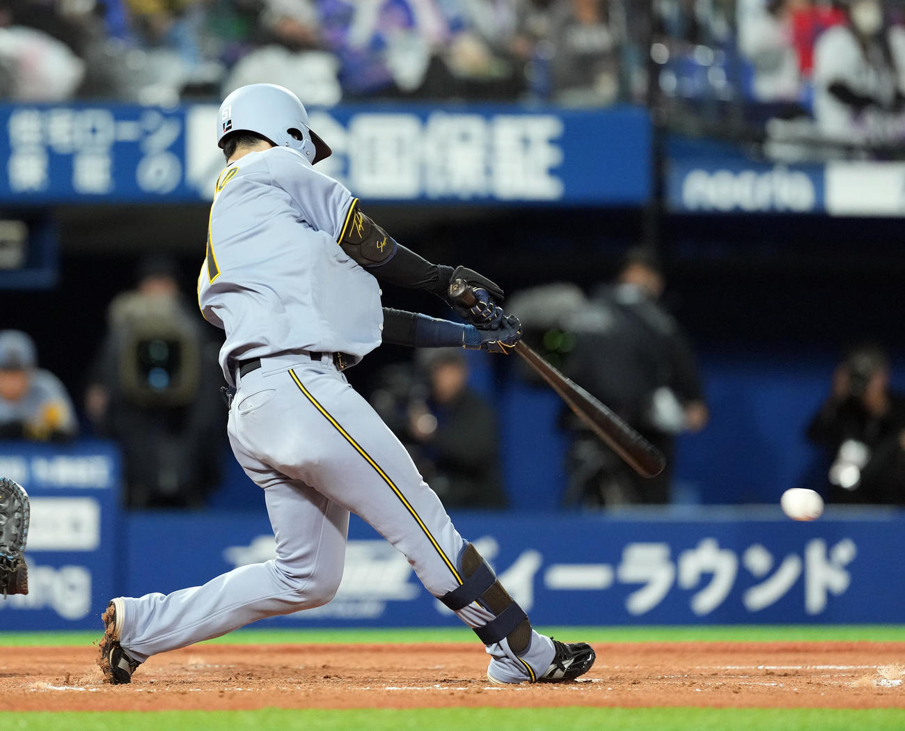 DeNA対阪神　4回表阪神2死満塁、右前に適時打を放つ中野（撮影・たえ見朱実）