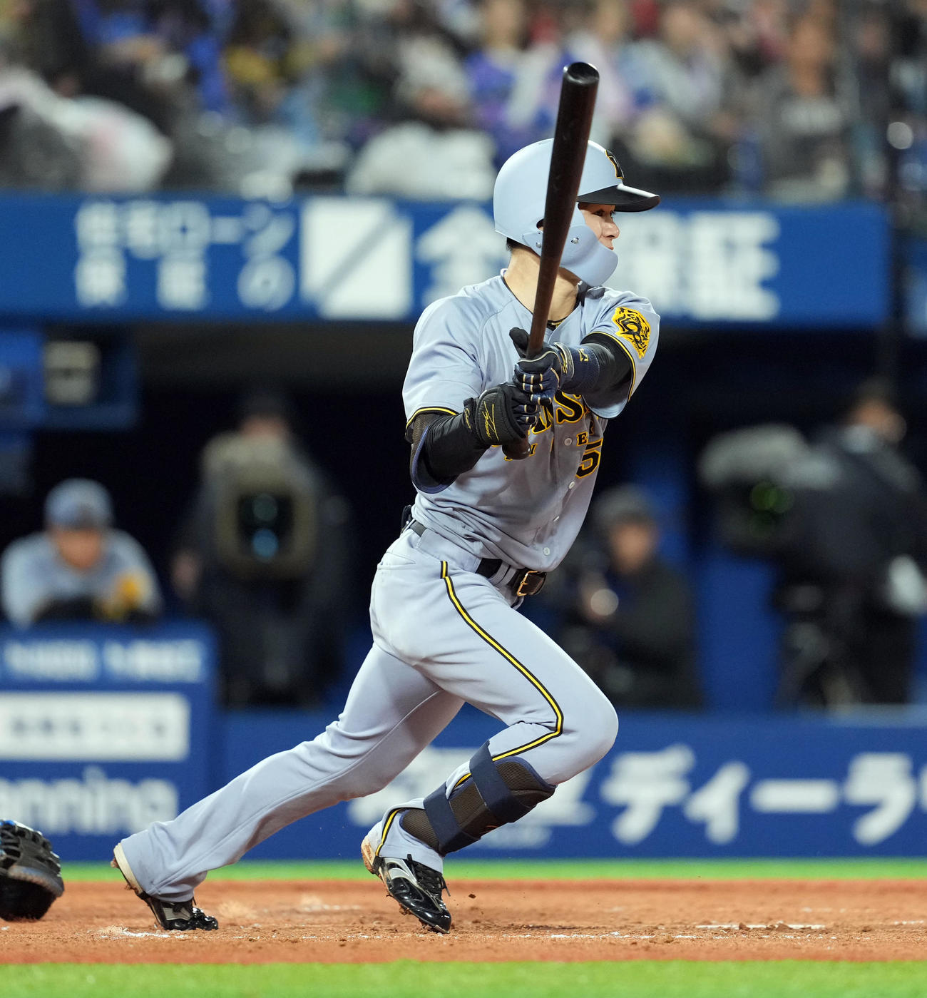 DeNA対阪神　4回表阪神2死満塁、右前に適時打を放つ中野（撮影・たえ見朱実）