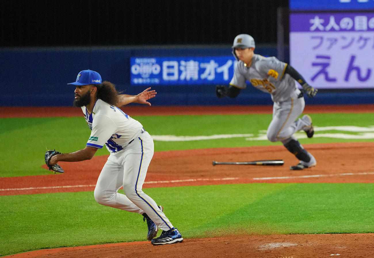 DeNA対阪神　4回表阪神2死満塁、中野（右）に適時打を許すジャクソン（撮影・垰建太）
