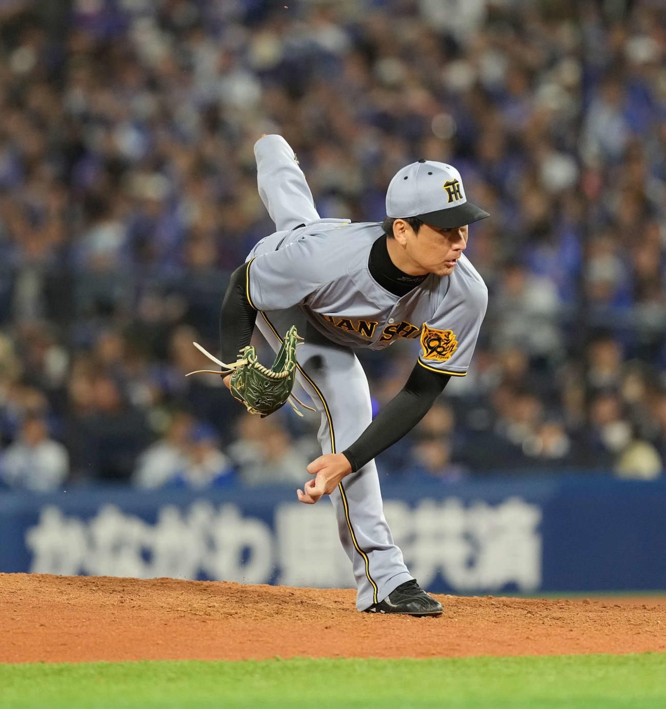 DeNA対阪神　力投する岩崎（撮影・井上学）