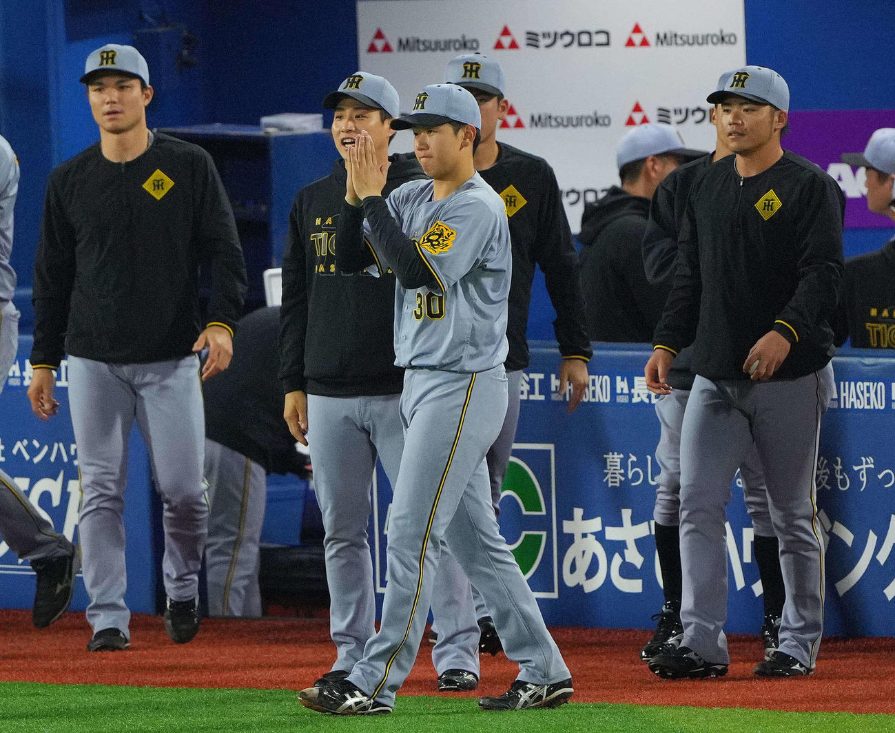 DeNA対阪神　6回裏の登板を終えた2番手桐敷に手を合わせ謝る阪神先発の門別（中央）（撮影・垰建太）