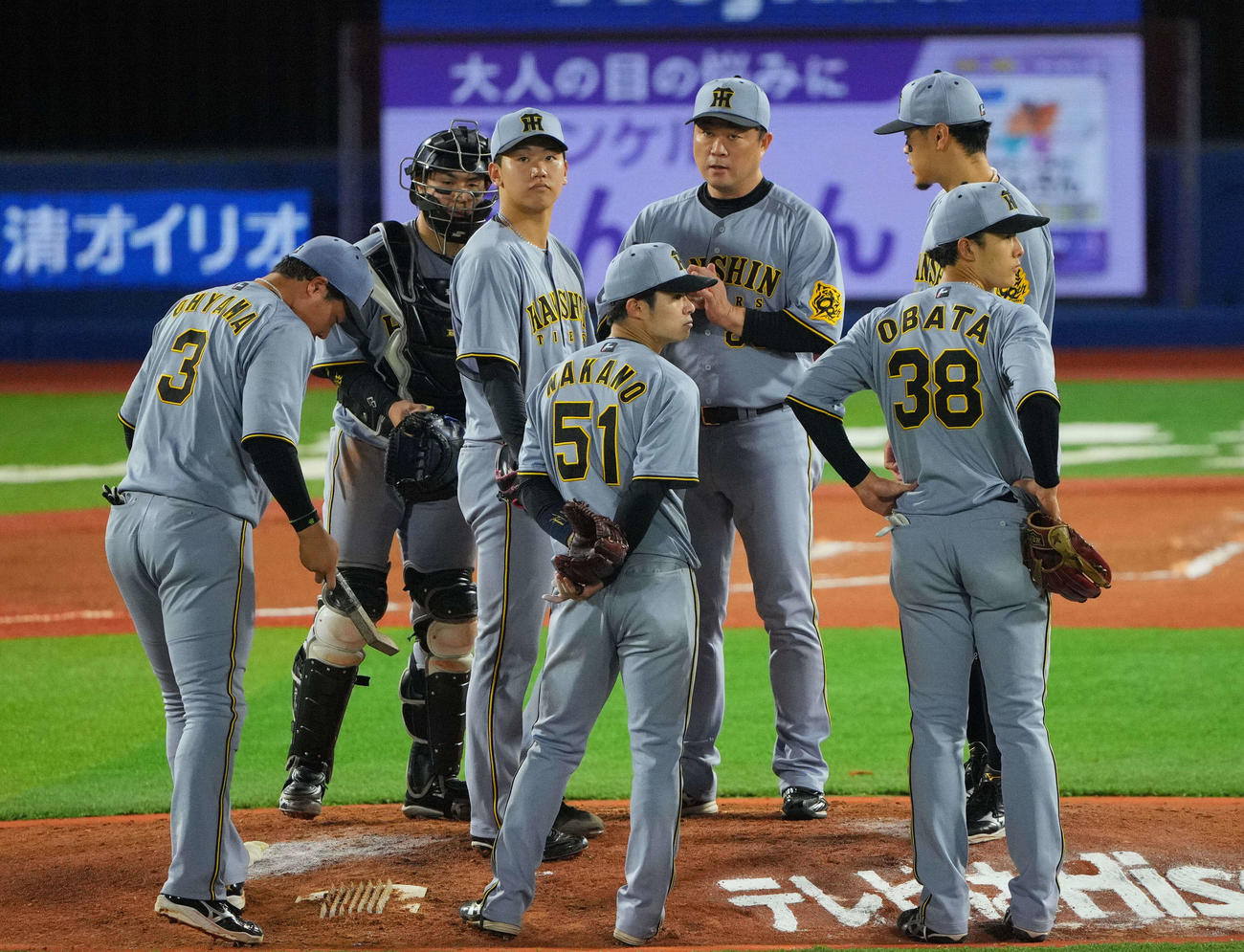 DeNA対阪神　6回裏DeNA1死一、三塁、降板を告げられる門別（中央左）（撮影・垰建太）
