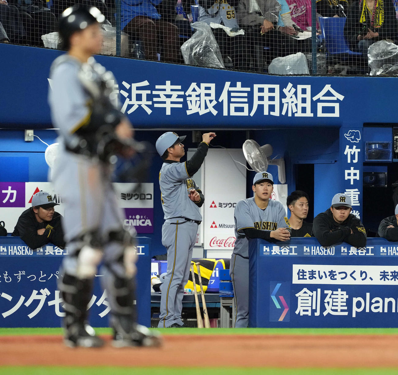 DeNA対阪神　6回裏DeNA1死一、三塁、牧の適時打で同点とされた門別（右から3人目）（撮影・たえ見朱実）