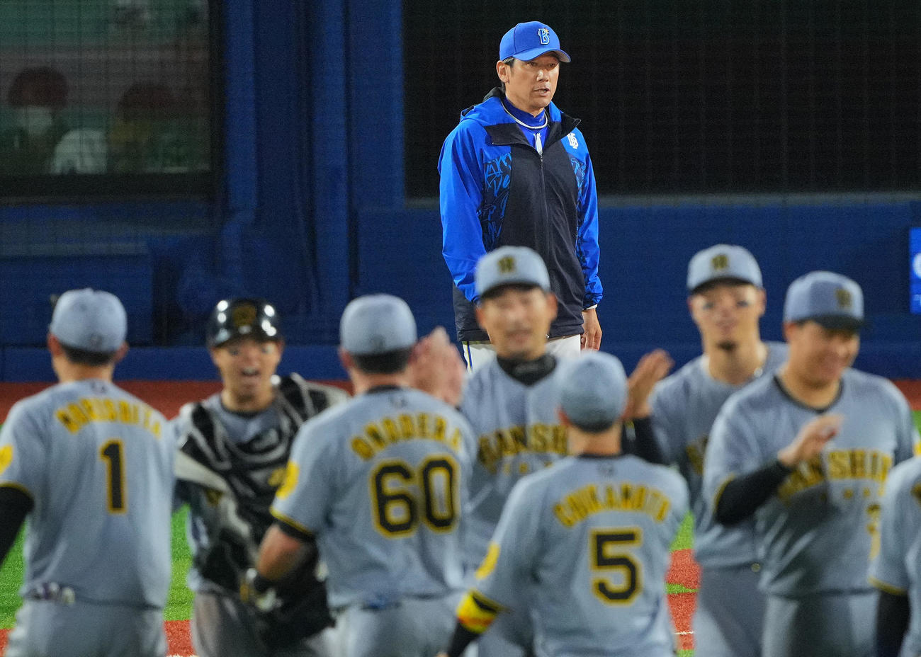 DeNA対阪神　延長戦の末、阪神に敗れ整列に向かうDeNA三浦監督（撮影・垰建太）