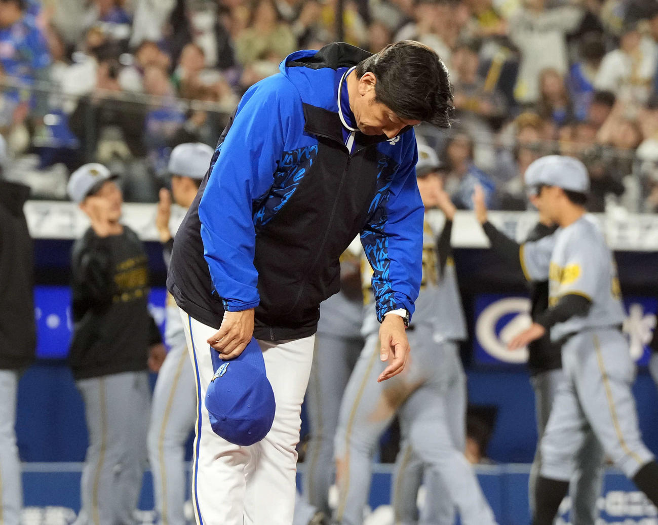 DeNA対阪神　阪神に敗れ頭を下げるDeNA三浦監督（撮影・たえ見朱実）