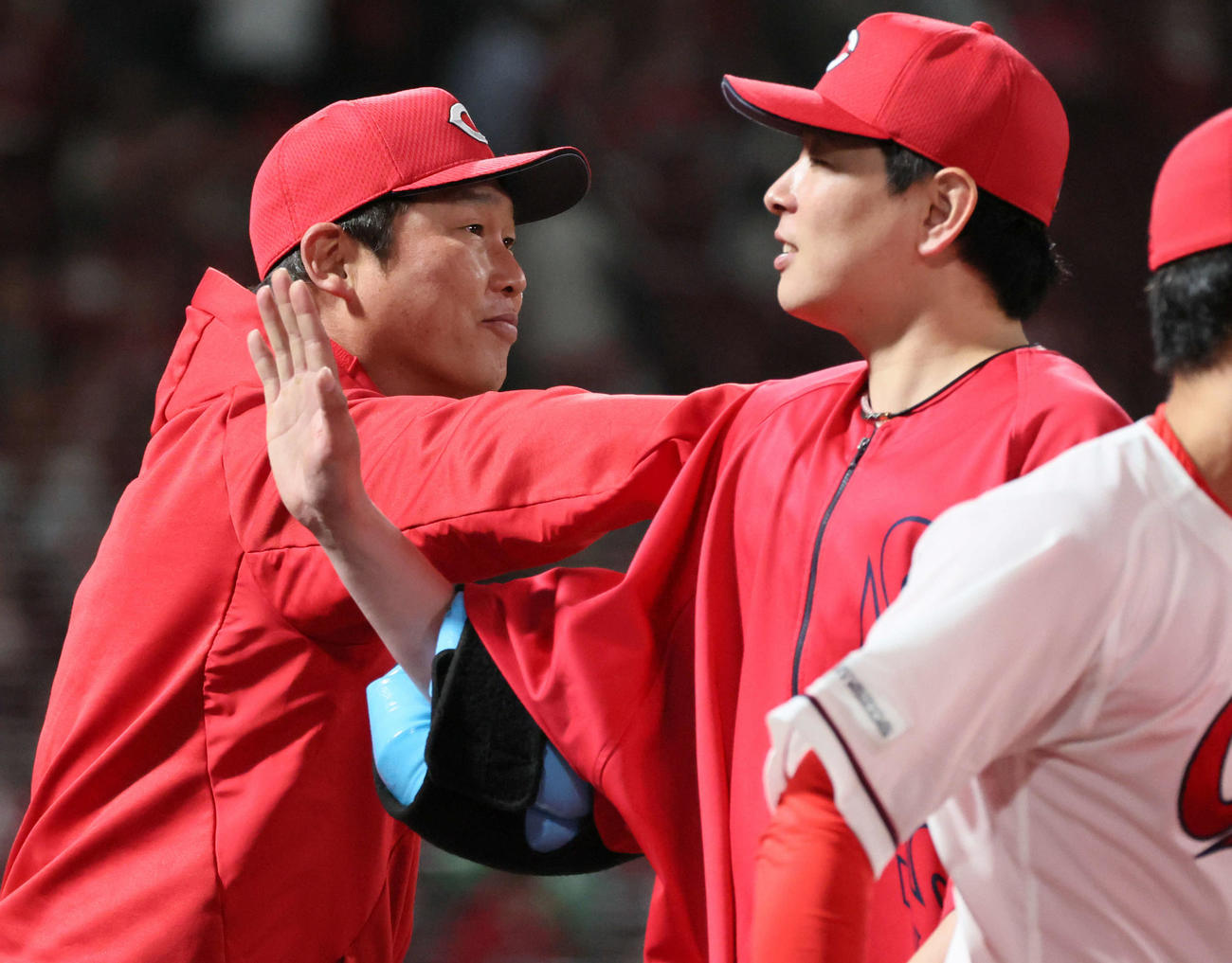 広島対ヤクルト　大瀬良（右）を迎える新井監督（撮影・加藤孝規）