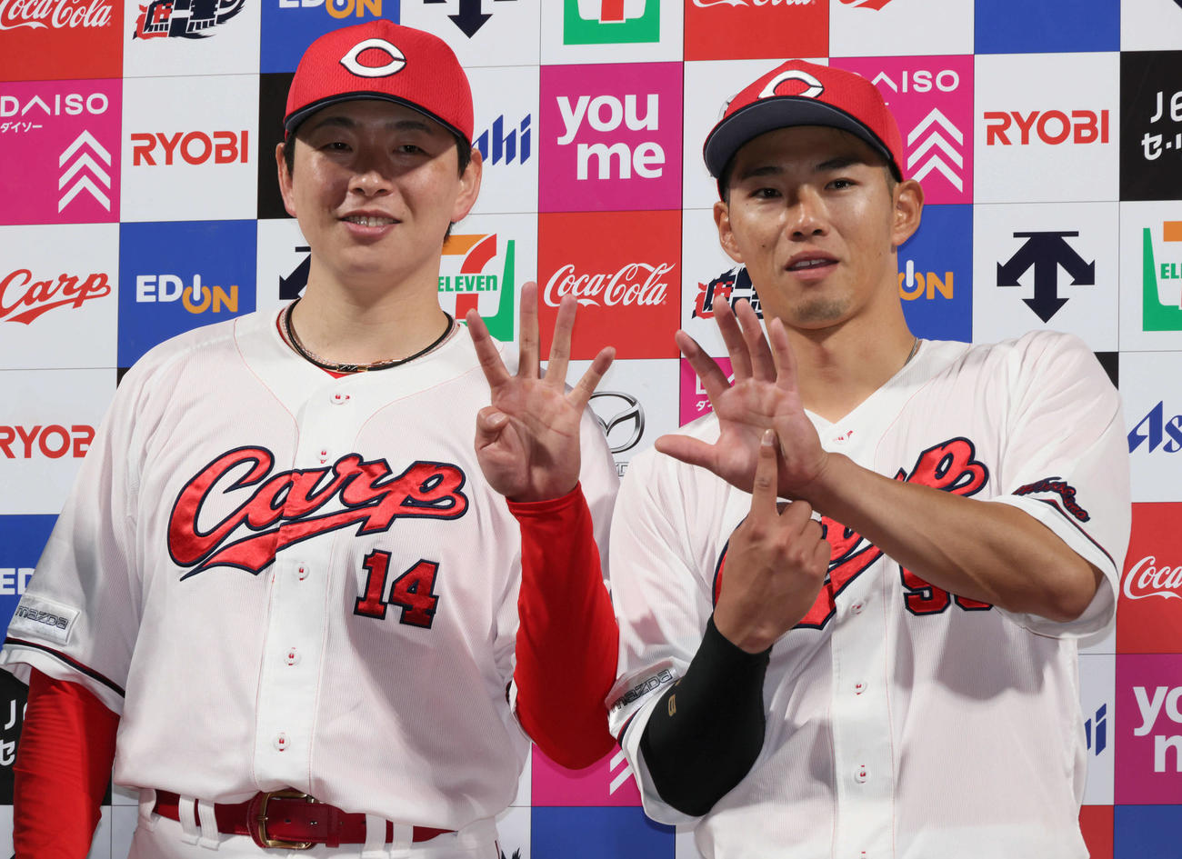 広島対ヤクルト　マツダスタジアム通算46勝した大瀬良と中村奨はお立ち台で46をアピール（撮影・加藤孝規）