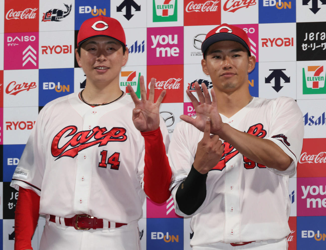 広島対ヤクルト　マツダスタジアム通算46勝した大瀬良と中村奨はお立ち台で46をアピール（撮影・加藤孝規）