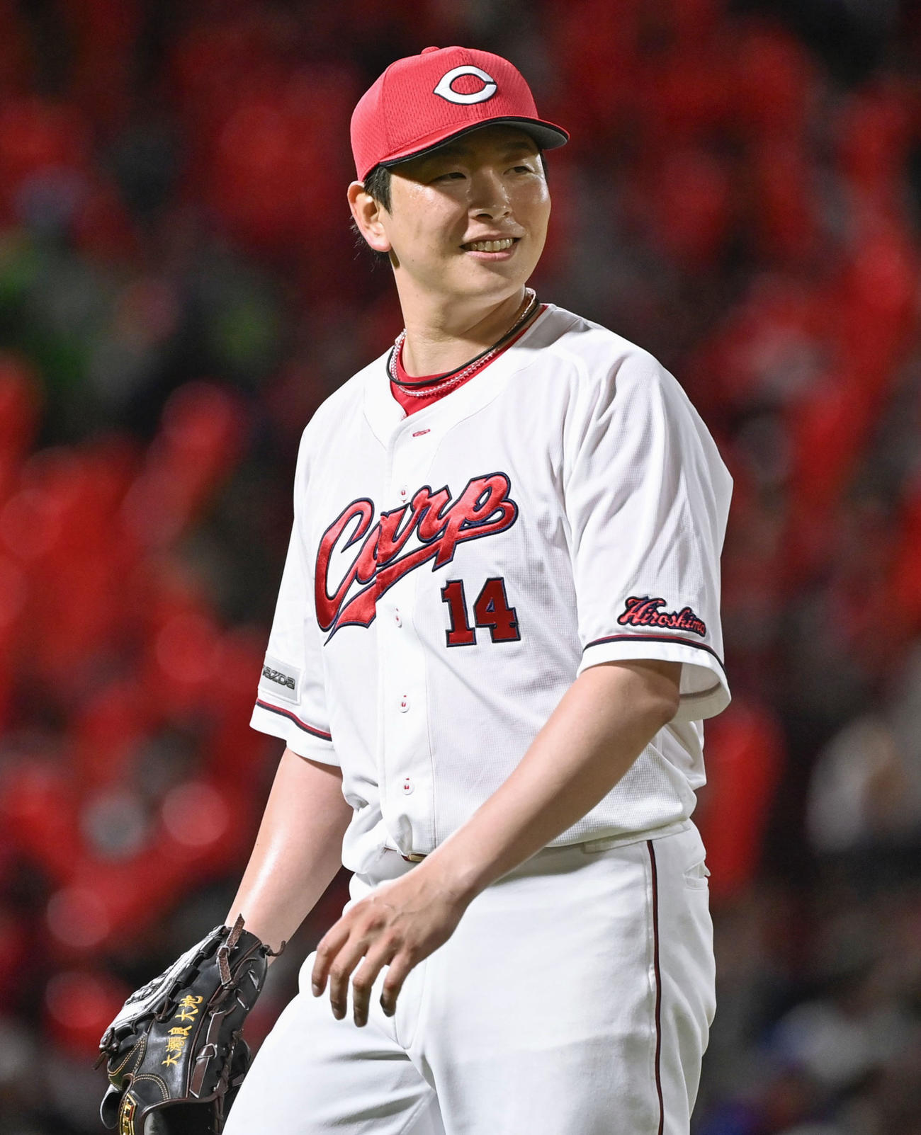 7回を終え、笑顔でベンチに戻る広島大瀬良（共同）