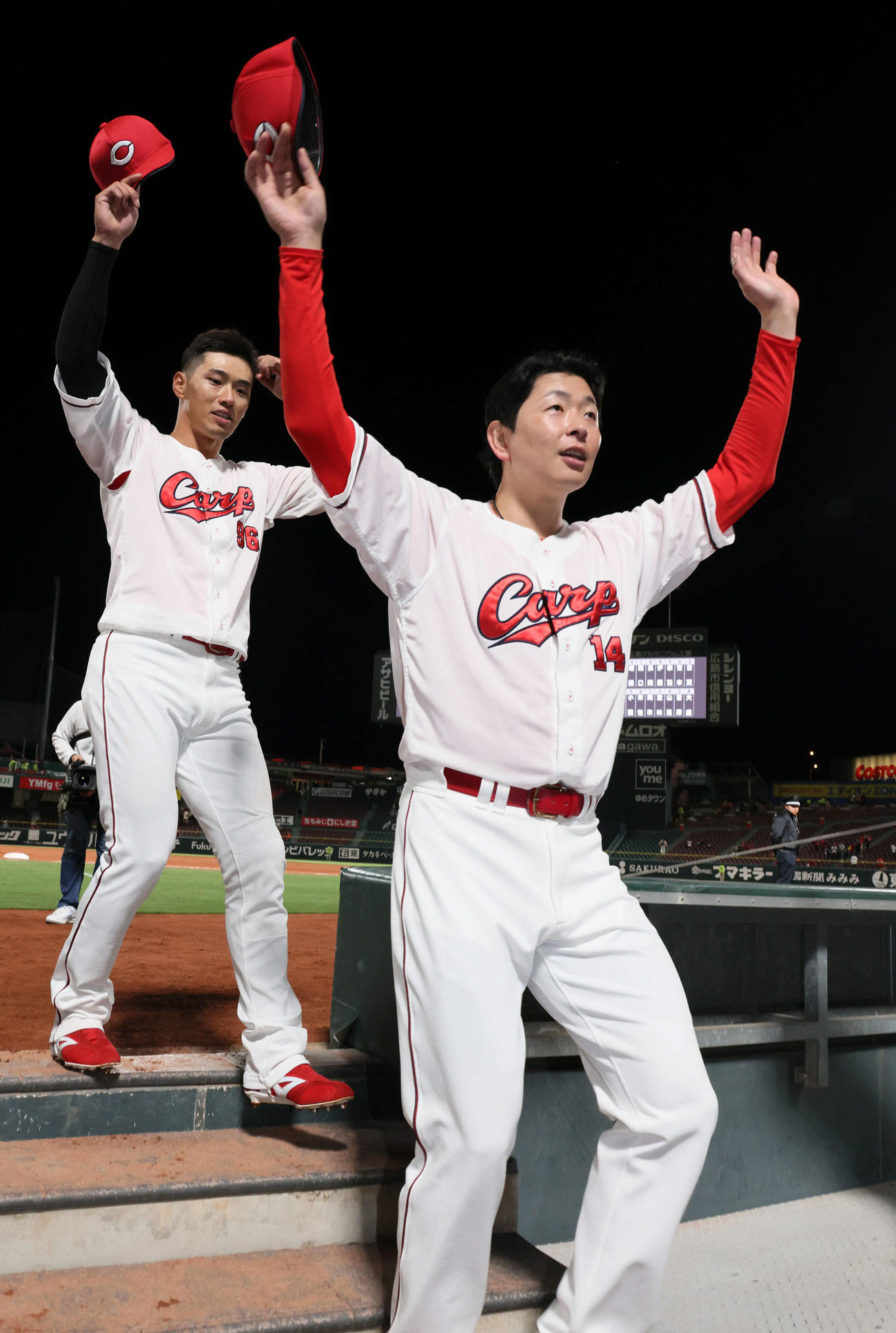 広島対ヤクルト　ファンの声援に応える大瀬良（右）と中村奨（撮影・加藤孝規）