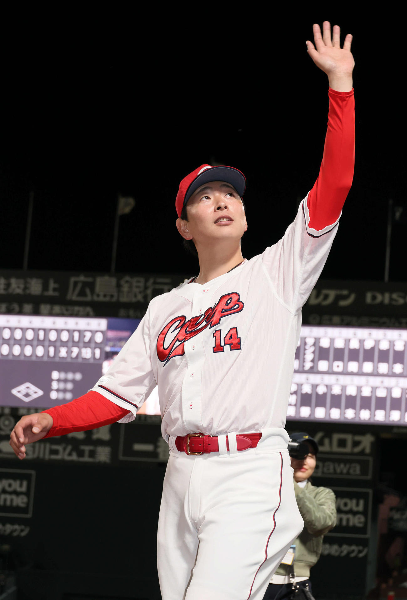 広島対ヤクルト　ファンの声援に応える大瀬良（撮影・加藤孝規）