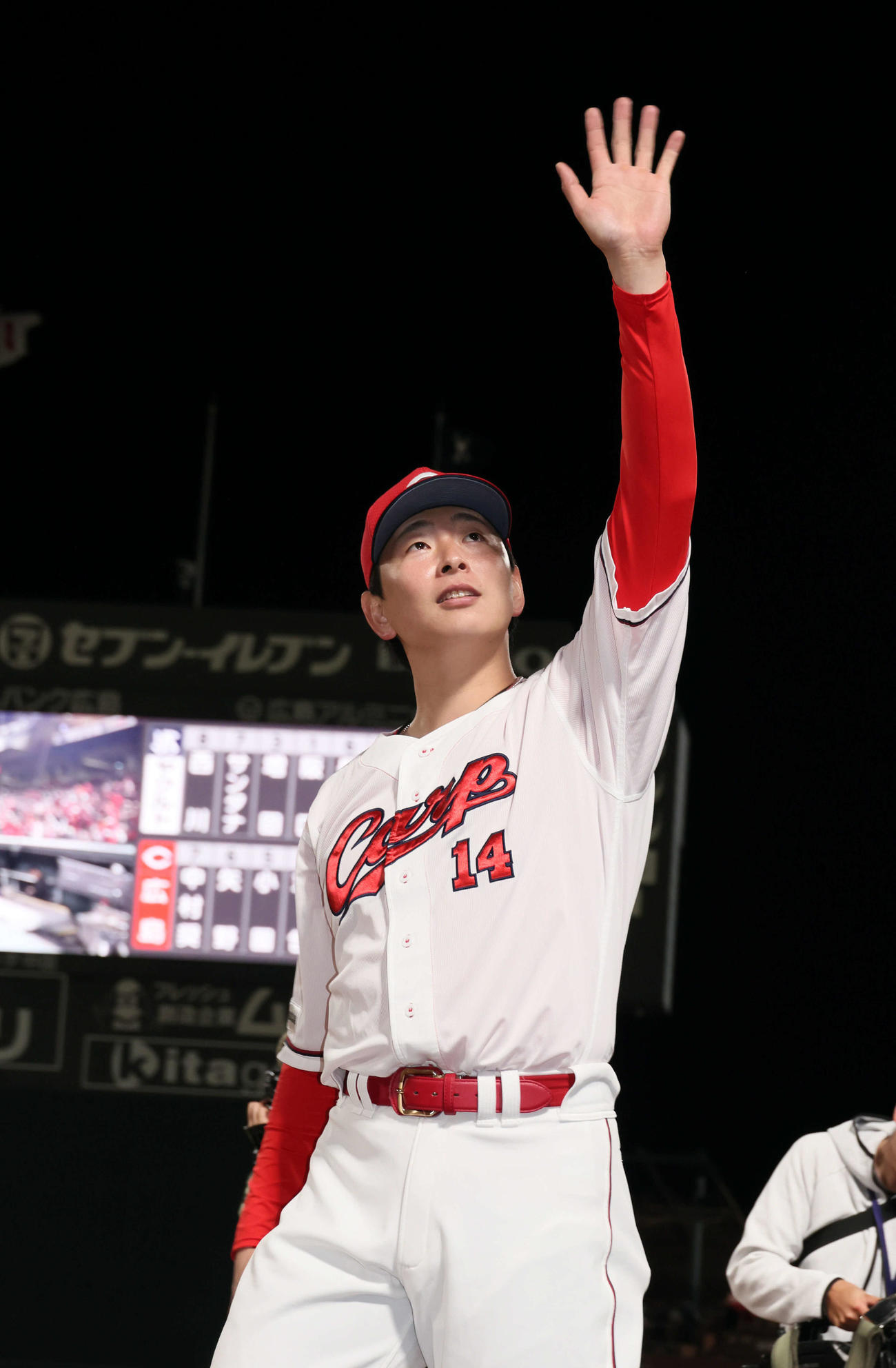 広島対ヤクルト　ファンの声援に応える大瀬良（撮影・加藤孝規）