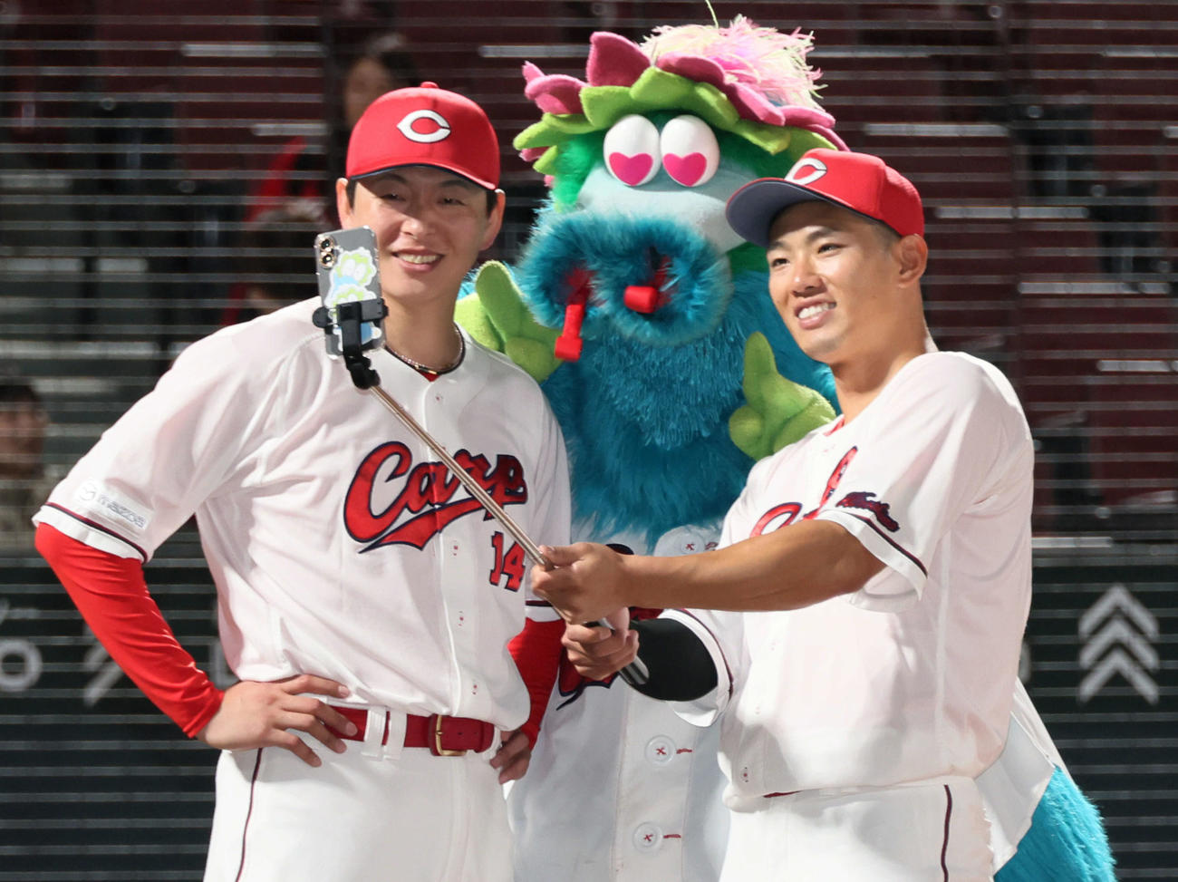 広島対ヤクルト　自撮りで笑顔をみせる大瀬良（左）と中村奨（撮影・加藤孝規）