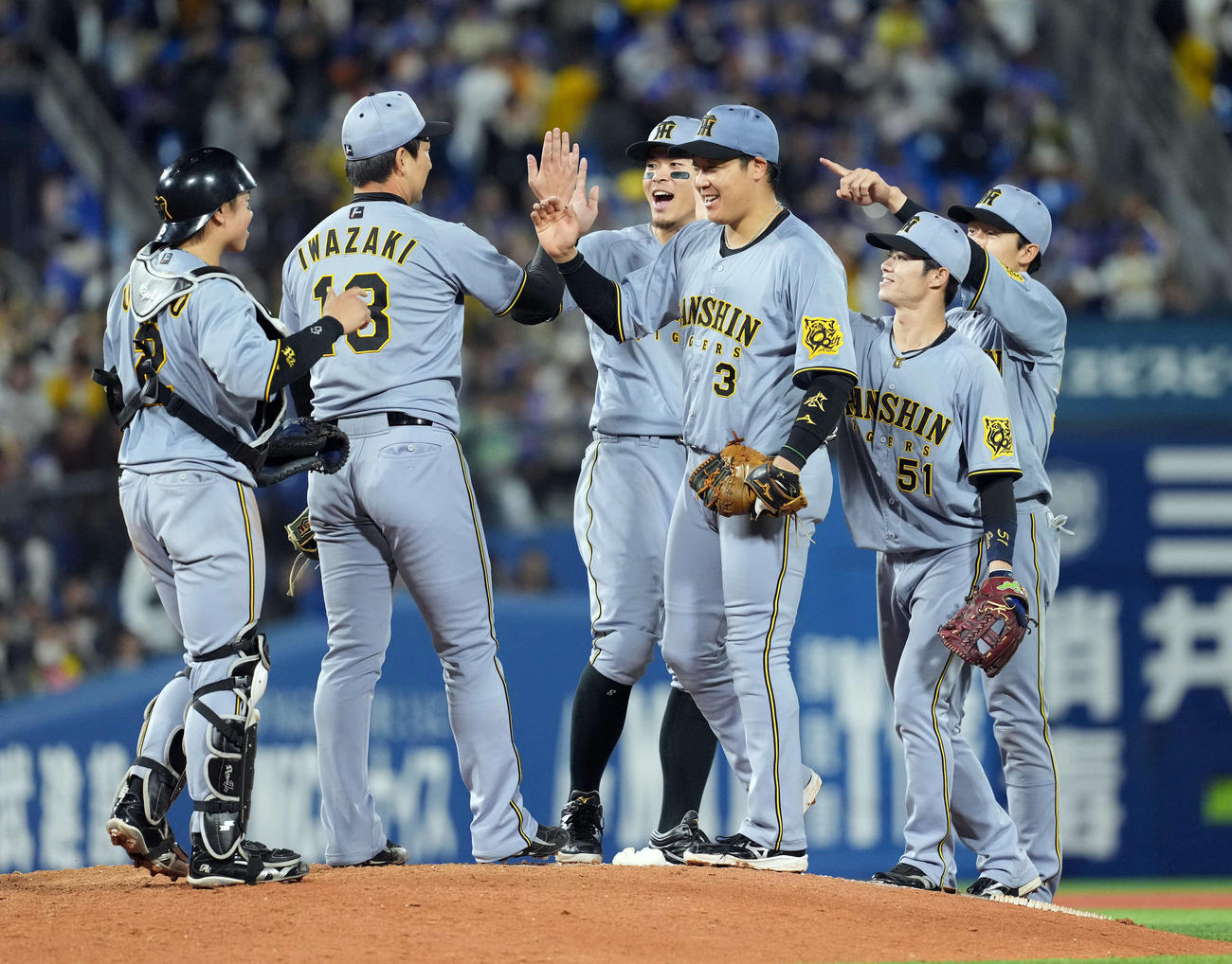 DeNA対阪神　DeNAに勝利し笑顔でハイタッチをする阪神大山（中央）らナイン（撮影・たえ見朱実）