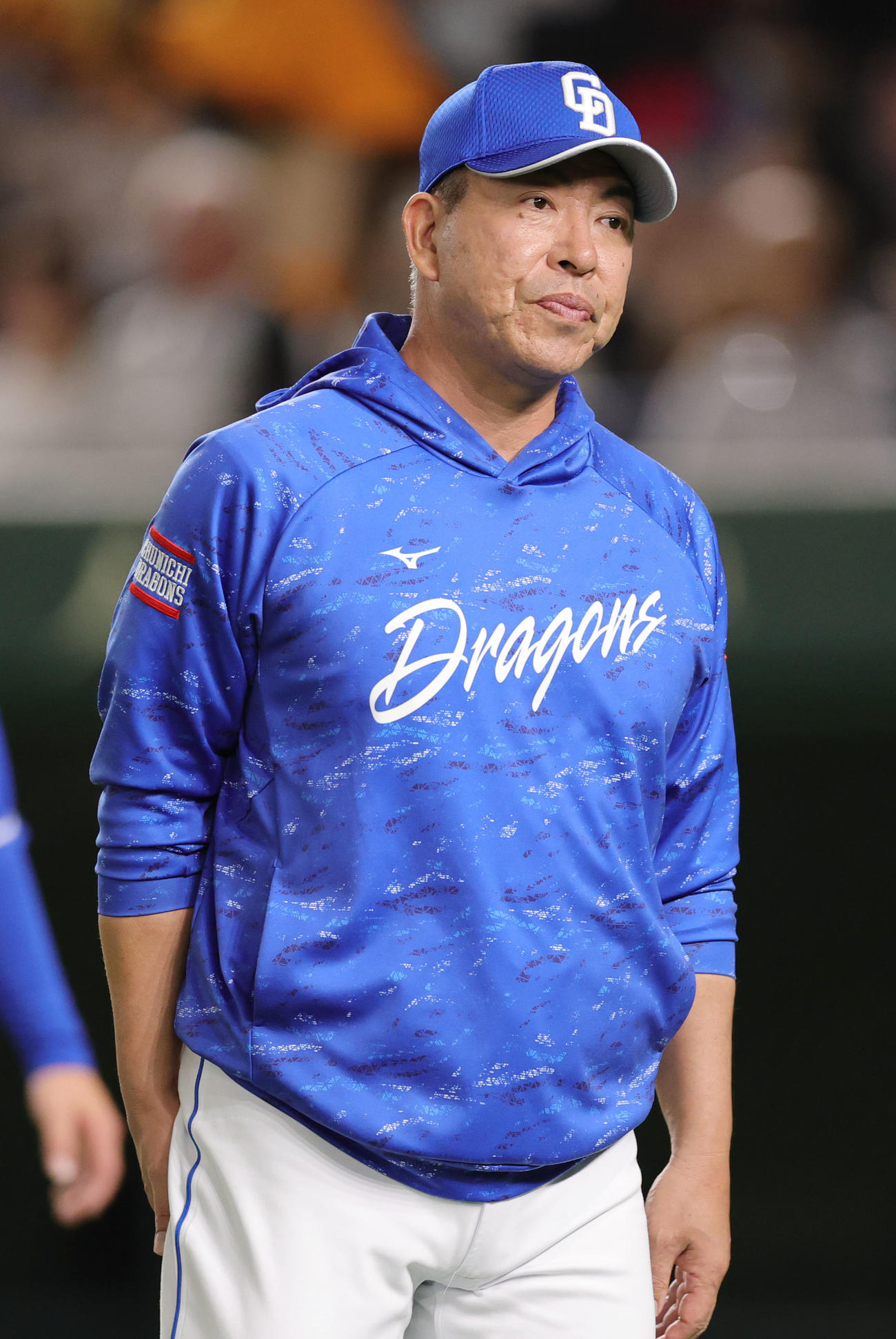 巨人対中日　選手交代を告げる中日井上監督（撮影・野上伸悟）