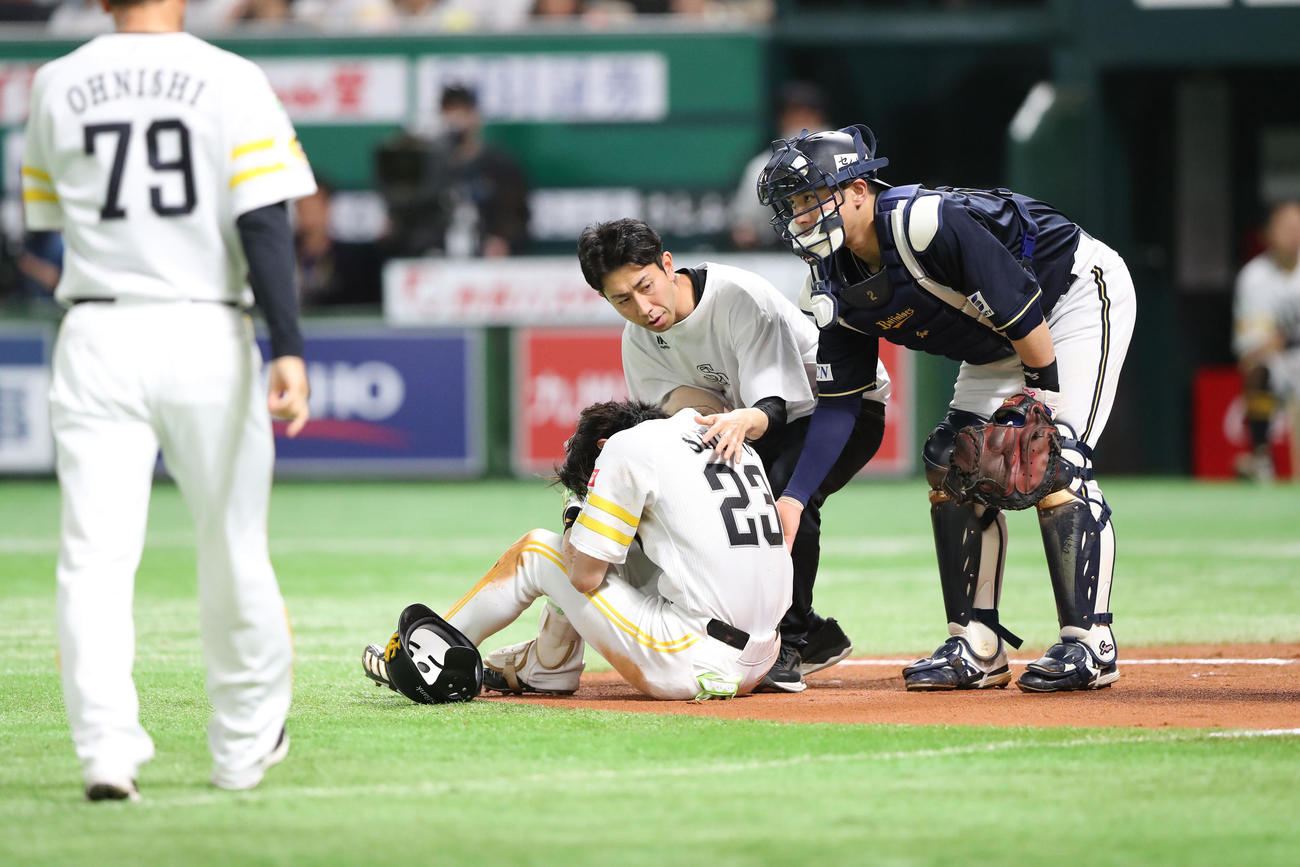 ソフトバンク対オリックス　6回裏ソフトバンク2死三塁、周東は右足に死球を受け痛さで転がる（撮影・梅根麻紀）