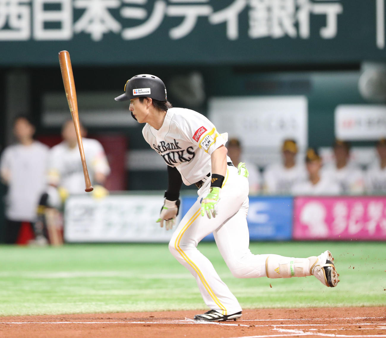 ソフトバンク対オリックス　1回裏ソフトバンク無死、周東は三内野安打を放つ（撮影・梅根麻紀）