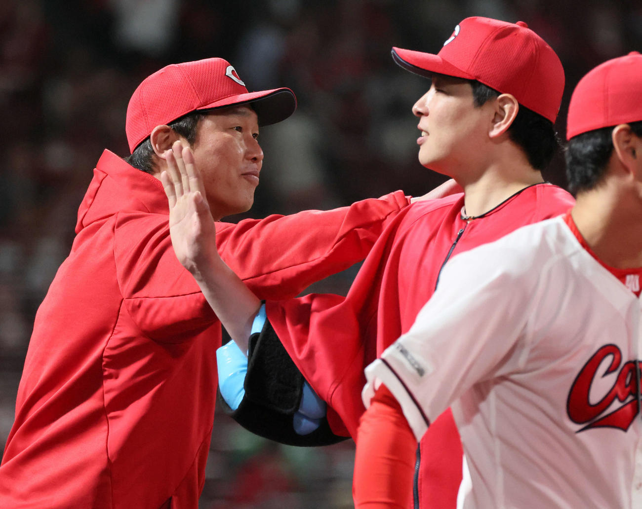 広島対ヤクルト　大瀬良（右）を迎える新井監督（撮影・加藤孝規）