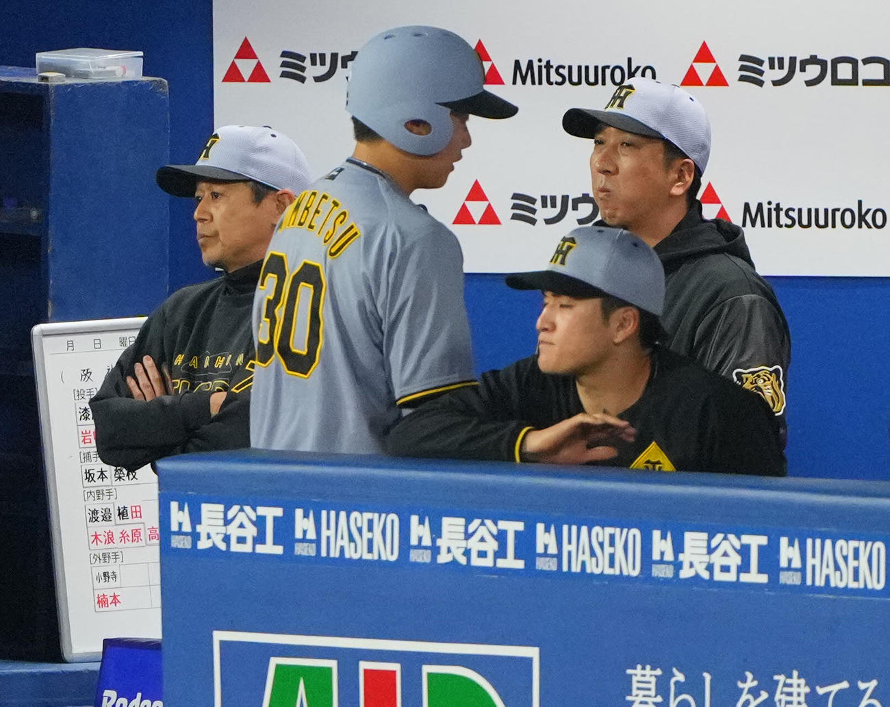 DeNA対阪神　4回表阪神1死一、二塁、スリーバント失敗した門別（30番）を横目に渋い表情の藤川監督（右）（撮影・垰建太）