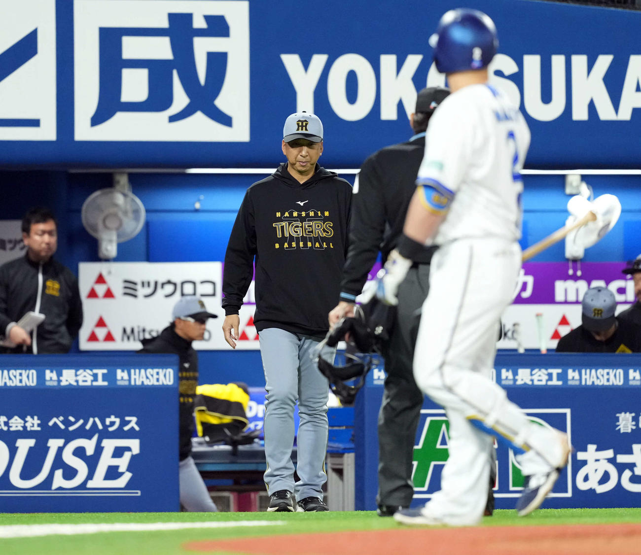 DeNA対阪神　6回途中で投手の交代を告げる阪神藤川監督（撮影・たえ見朱実）
