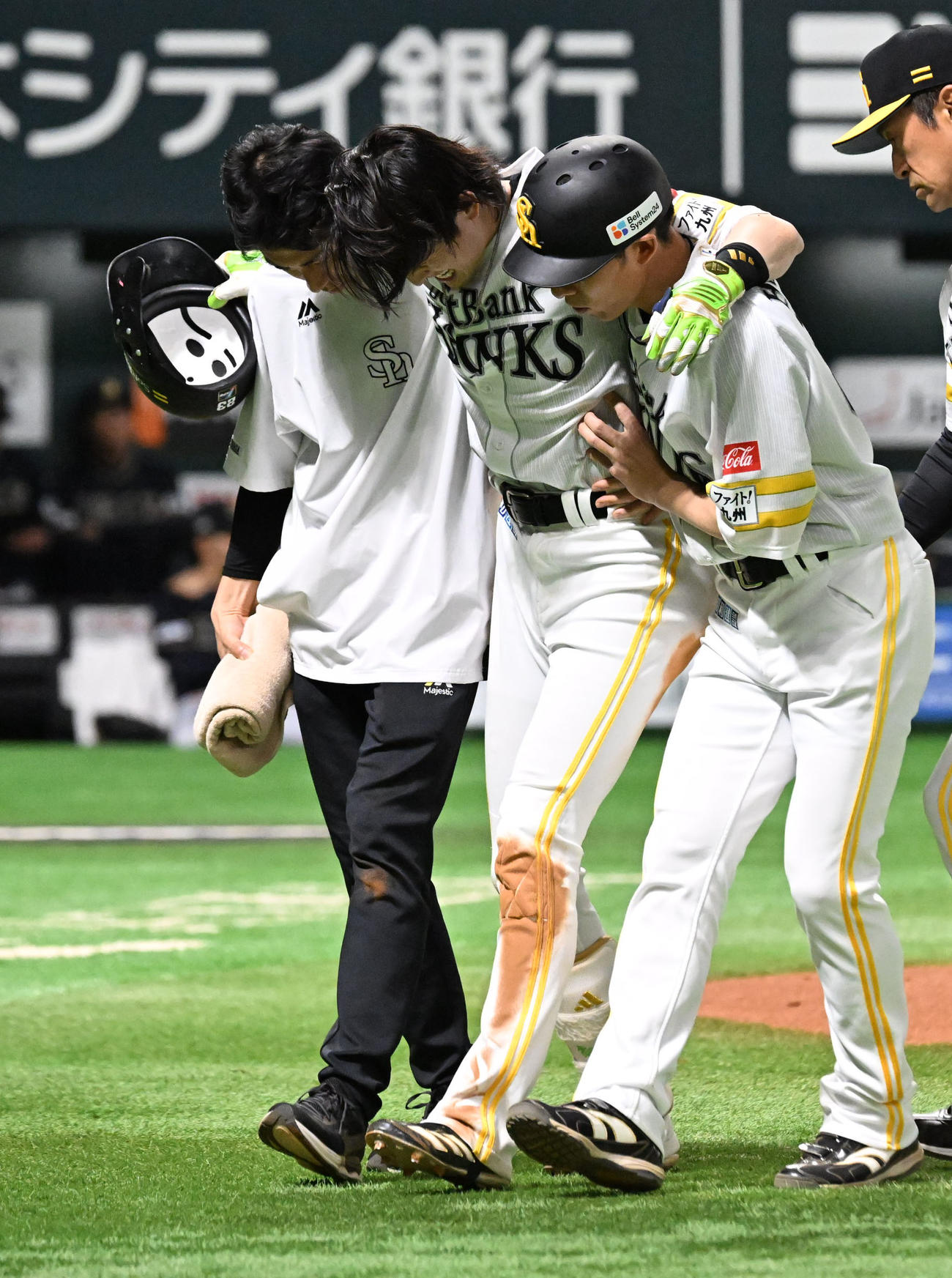 ソフトバンク対オリックス　6回裏ソフトバンク2死三塁、周東（中央）は死球を受ける（撮影・林敢治）