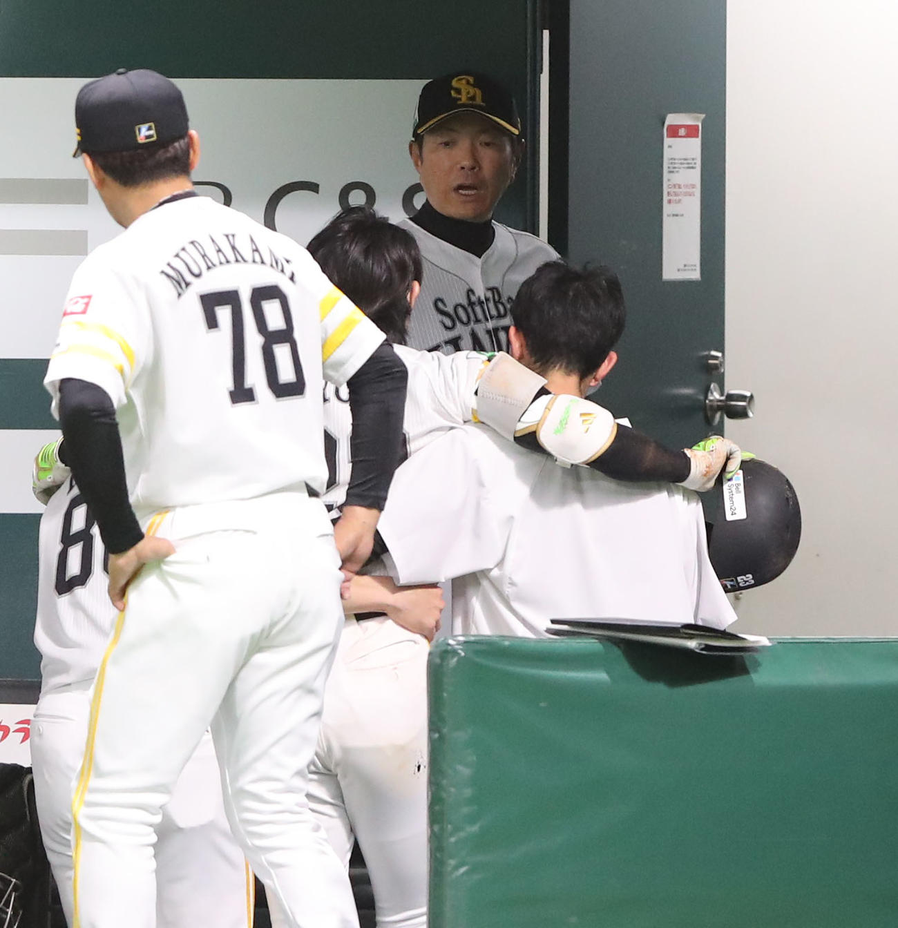 ソフトバンク対オリックス　6回裏ソフトバンク2死三塁、周東は右足に死球を受け交代、ベンチ裏に引きあげる、心配そうに見る小久保監督（撮影・梅根麻紀）