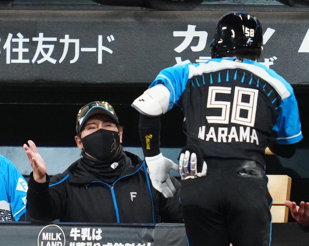 日本ハム対楽天　6回裏日本ハム無死、ソロ本塁打を放った奈良間（右）を迎える新庄監督（撮影・江口和貴）