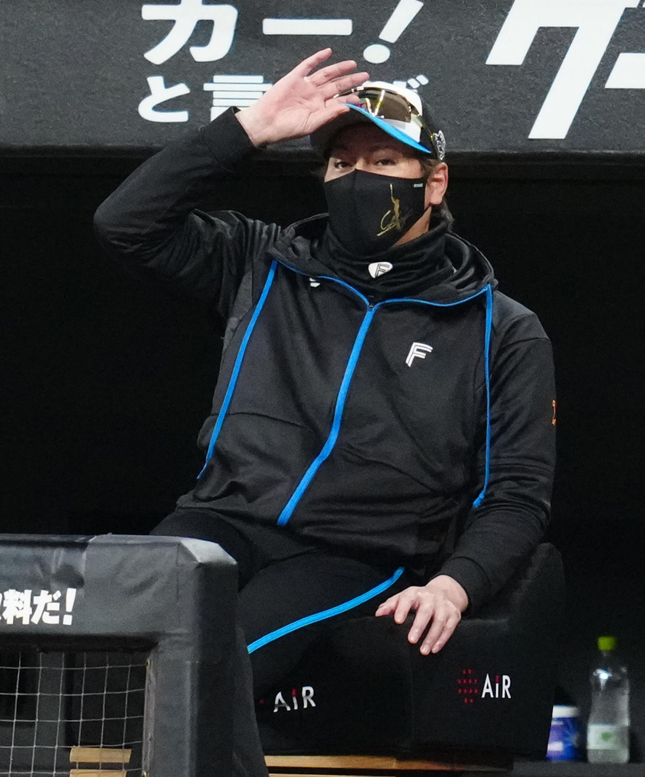 日本ハム対楽天　8回裏、ベンチから戦況を見つめる日本ハム新庄監督（撮影・江口和貴）