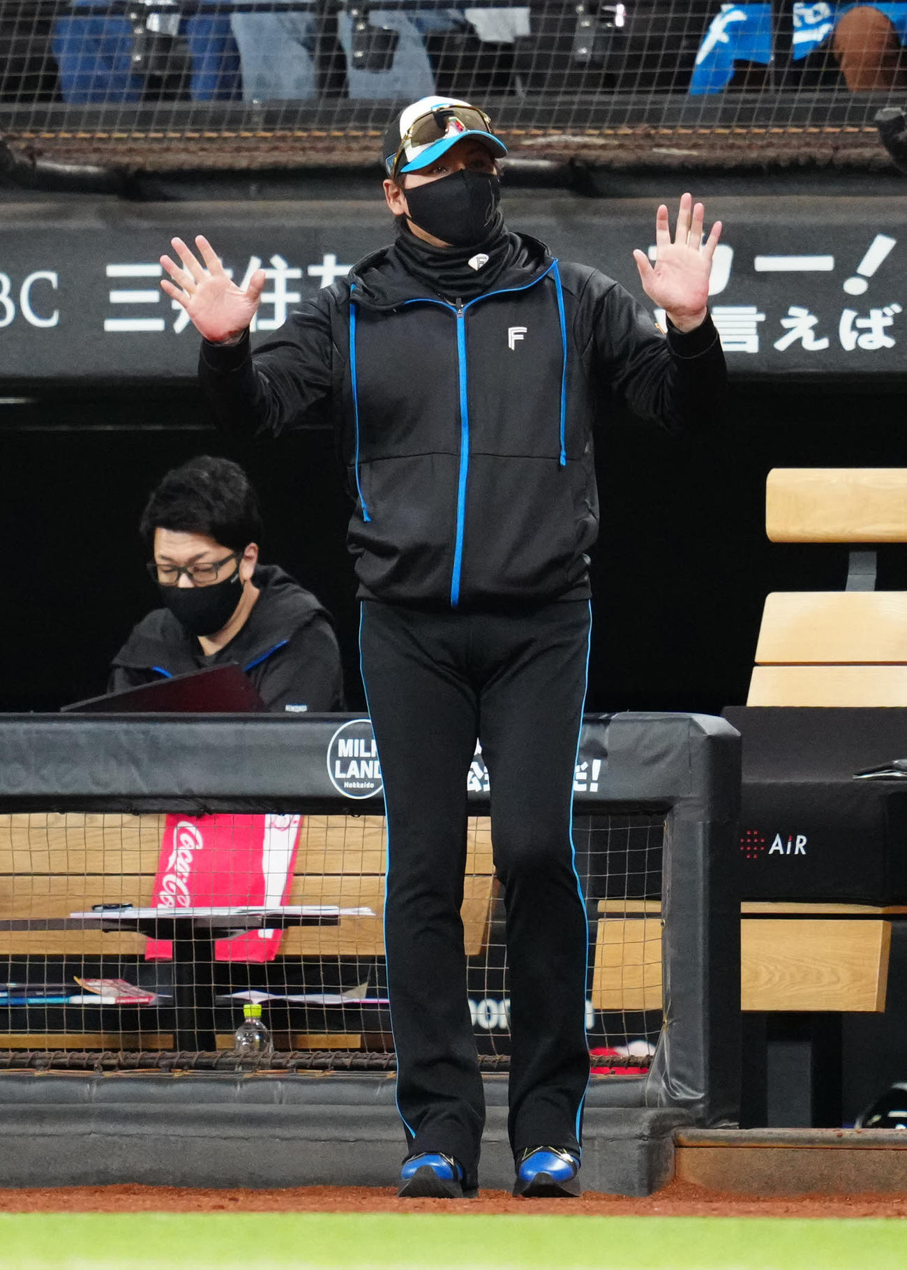 日本ハム対楽天　9回裏日本ハム2死一、二塁、適時打を放ったレイエスに代走を送る新庄監督（撮影・江口和貴）