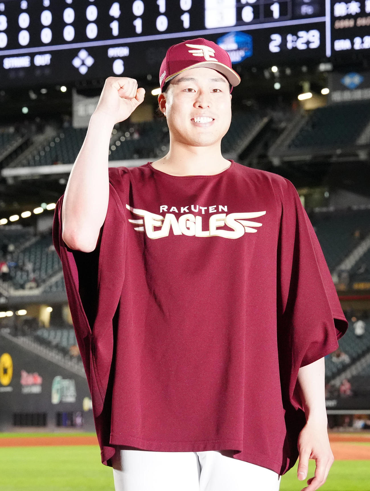 日本ハム対楽天　試合後、ガッツポーズで写真に納まる楽天滝中（撮影・江口和貴）